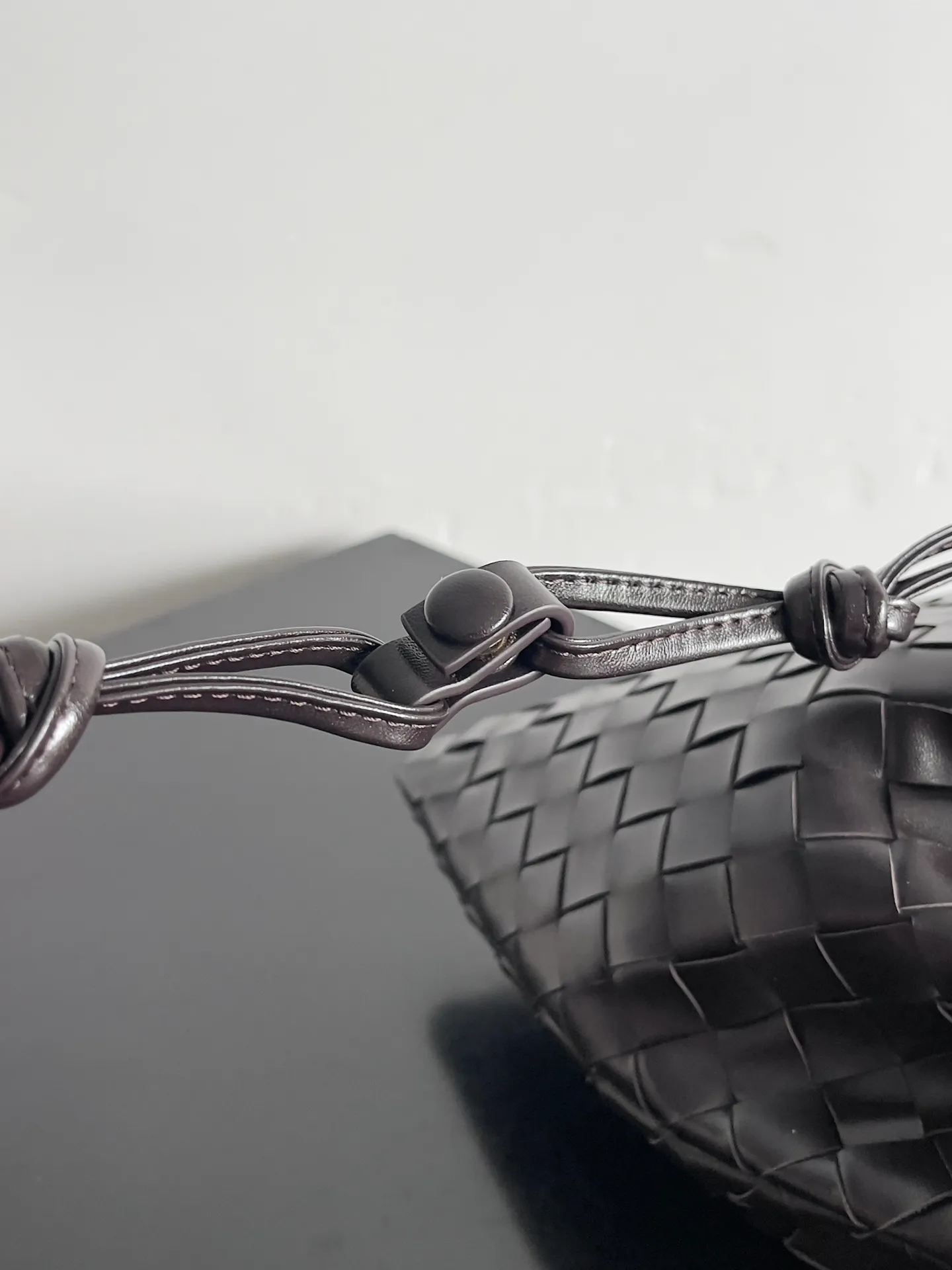 Batch 1560 Armpit bags have become a fashionable item that every girl has in their hands in recent years🛍️. The elegant and simple style has won the love of many people of different ages. However, there is an unavoidable trouble with armpit bags, that is, the capacity is too small, and BOTTEGA VENETA’s new Dustbag Considering people's travel needs, the capacity of garbage bags has been greatly upgraded. Folding umbrellas, water cups, and girls' makeup powder and lipstick can all be accommodated. It is very light and resistant to dirt. Even if you have a lot of things when traveling, it can reduce the burden to a certain extent. The shoulder straps are buckled and can be changed at will. It can be used for hand holding or as the liner of a large bag. After the drawstring is drawn, it looks like a cloud bag. It is very suitable for concave styling when traveling in summer🙋🏻‍♀️ Style number: 796728 Size: 32*23*1cm